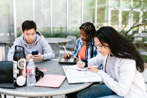 As junior year dwindles and senior year approaches, there are a number things incoming seniors need to know about the upcoming college application process.
